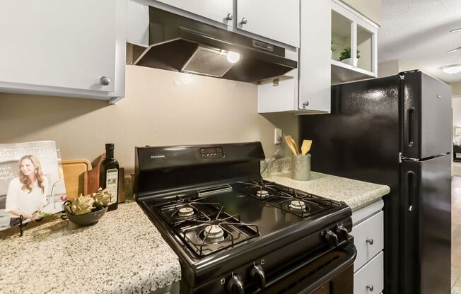 2 beds, 1 bath, 875 sqft, $1,575, Unit 40-14