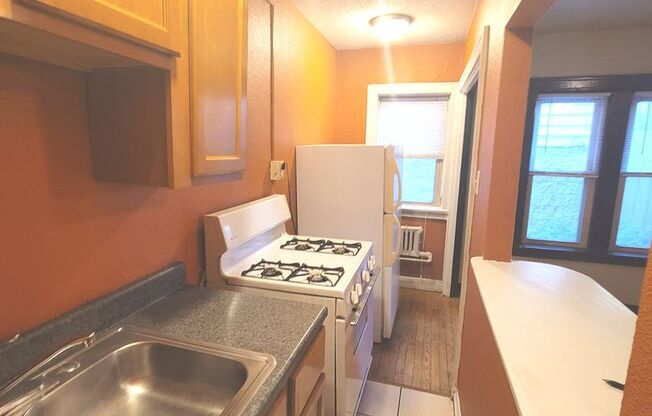 Studio, 1 bath, $825, Unit 09