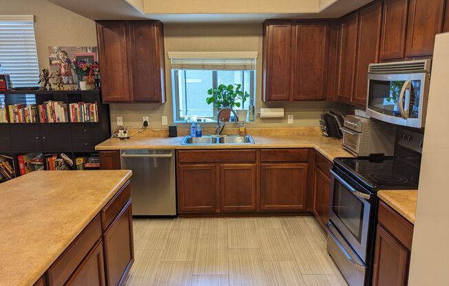 3 beds, 2.5 baths, $2,250, Unit unit 1290