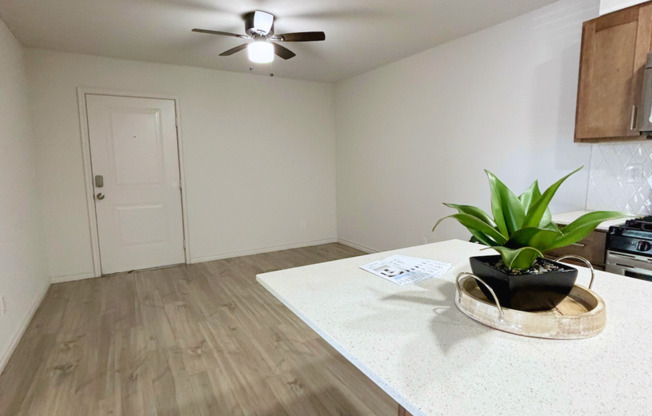2 beds, 1 bath, 616 sqft, $1,149, Unit 34