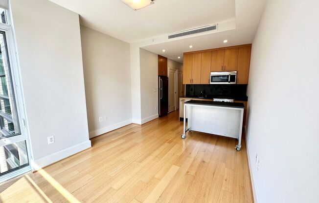 1 bed, 1 bath, $2,725, Unit 205