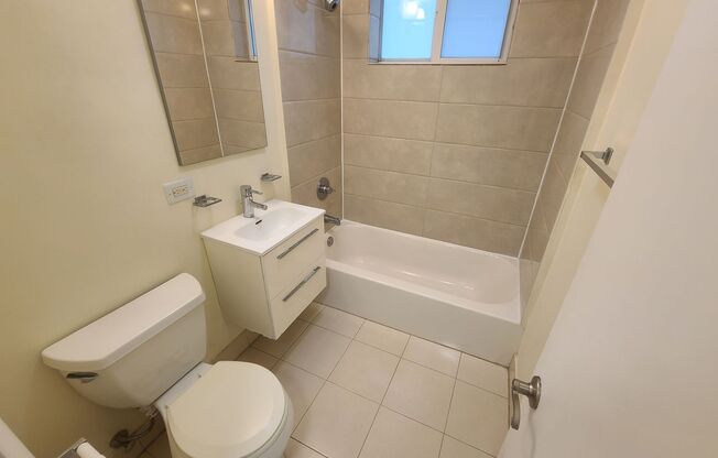 Boutique, Remodeled Studio Apartment Steps From The Beach!