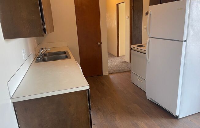2 beds, 1 bath, 700 sqft, $1,100, Unit 9