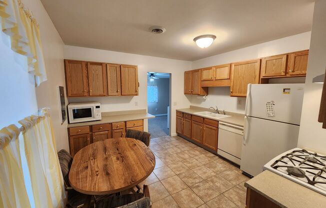 2 beds, 1 bath, $1,095