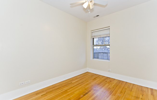 3449 N WOLCOTT AVE