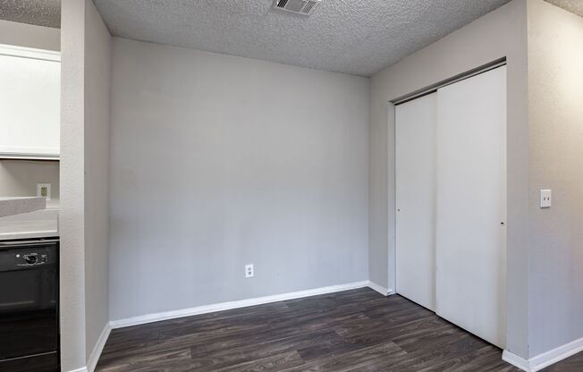 1 bed, 1 bath, 707 sqft, $1,100, Unit I15