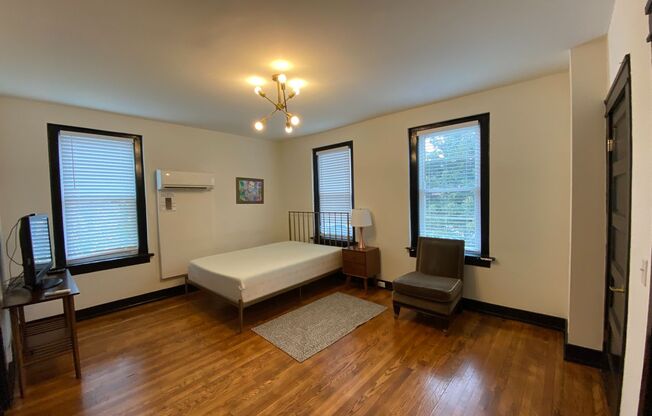 Studio, 1 bath, 405 sqft, $1,000, Unit Unit 4