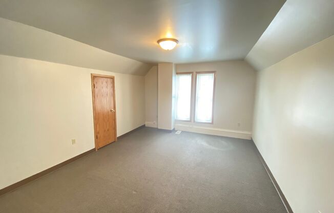 3 beds, 1 bath, 1,000 sqft, $1,200, Unit Apt 2