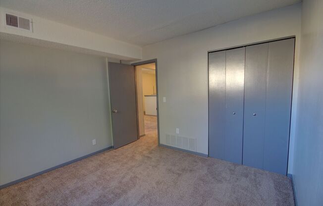 2 beds, 1 bath, 975 sqft, $995, Unit 2440 #1