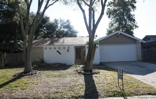 Charming Ranch-Style Home with Soaring Ceilings and Oaks