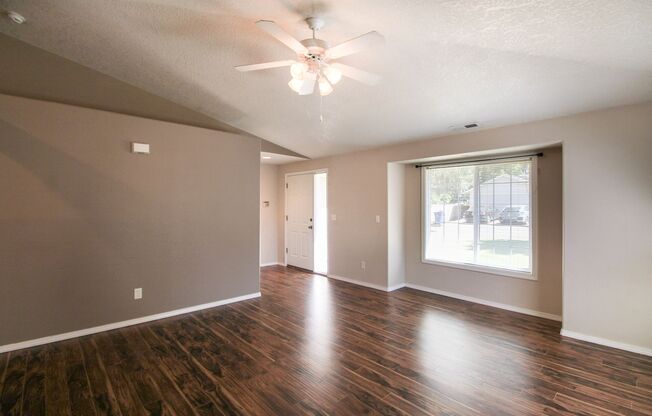 RENT SPECIAL: $500 Off First Full Month's Rent With One Year Lease! ~ Lone Oak 3882