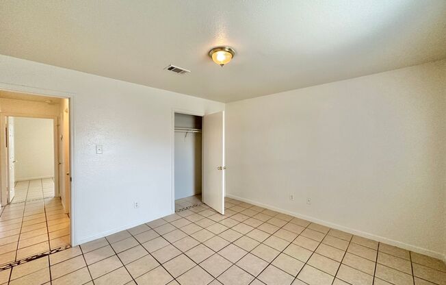 2 beds, 1 bath, 970 sqft, $1,100