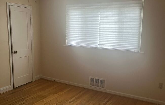 3bed 1.5 Bathroom Townhome located 4353 Robertson Ave