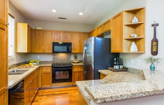 Modern Water Front Condo w/Gorgeous Views, A/C, Yard, & Shared Pool. Ohana Kai