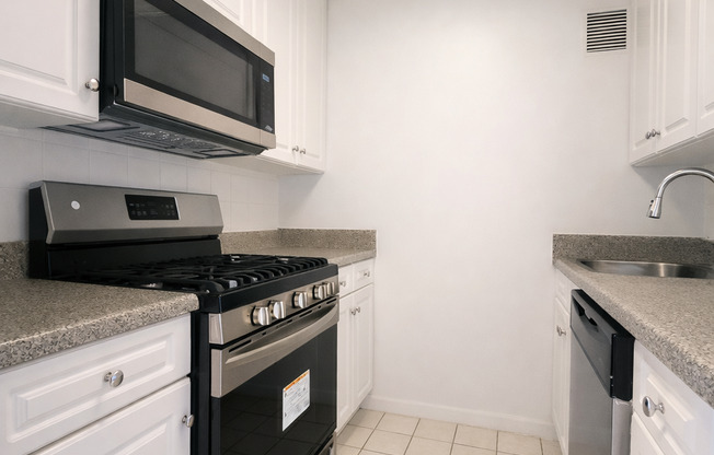 4 beds, 2 baths, 1,300 sqft, $7,500, Unit 17F