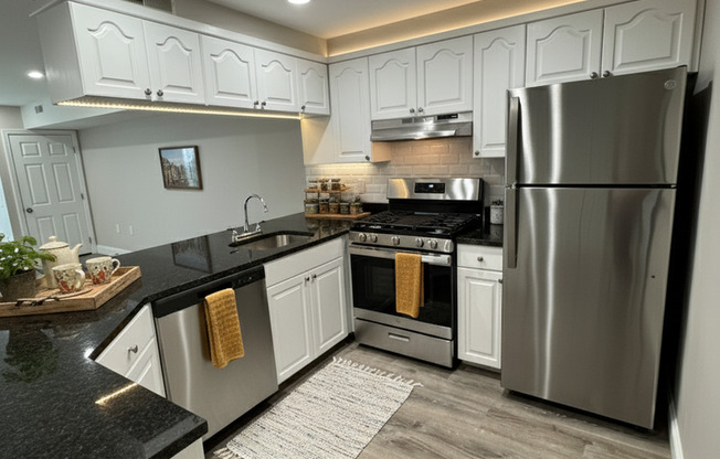 2 beds, 1 bath, 680 sqft, $2,500, Unit 21-33