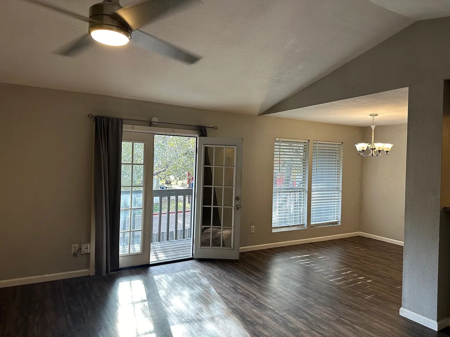 Walking Distance to the Domain / 15 minutes to Downtown / 2 bedroom & 2 baths