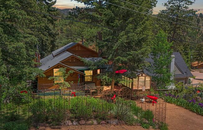 Cozy Green Mountain Falls Cottage