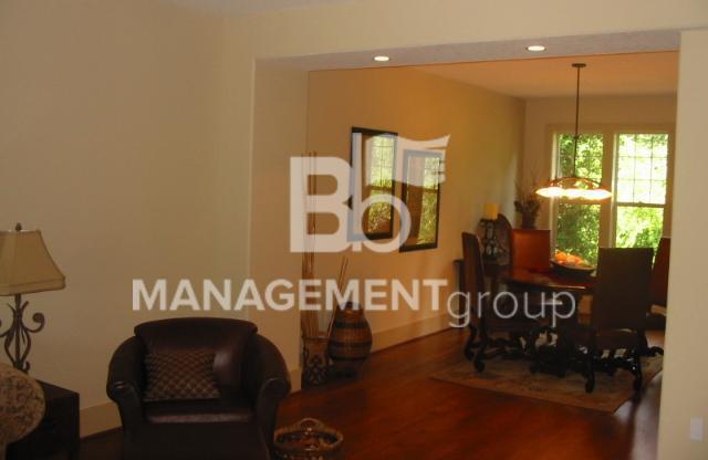 Beautiful Lake Oswego Newer Townhome Walking Distance to Zupans, Starbucks and Shops!