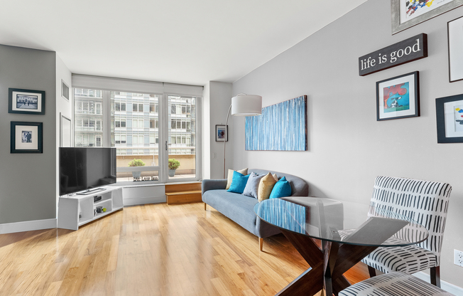 1 bed, 2 baths, 940 sqft, $7,200, Unit 903