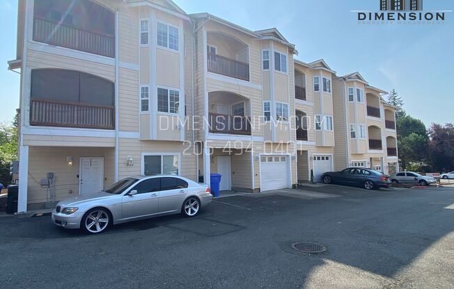 Heart of Renton! Amazing 4 bed, 3.5 bath Renton townhome in a desirable location! Easy self showings!