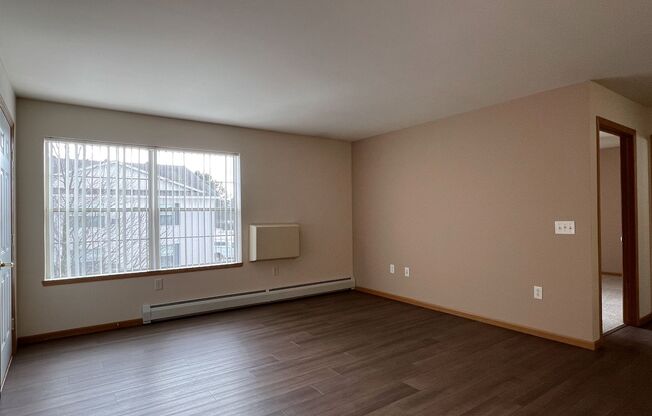 2 beds, 1 bath, 918 sqft, $995, Unit ME 2401-07