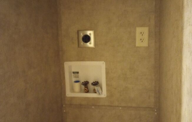 2 beds, 1 bath, 624 sqft, $795, Unit 750