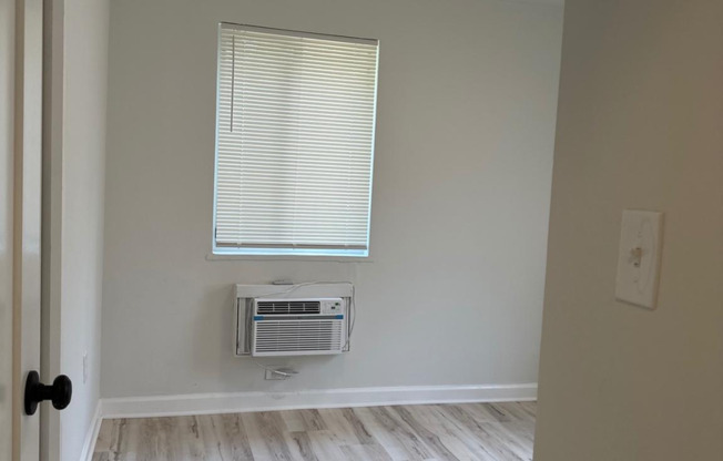 3 beds, 1 bath, $2,187, Unit # 301