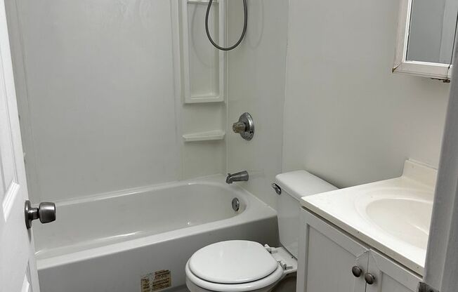 2 beds, 1 bath, $850, Unit 975 Apt 1