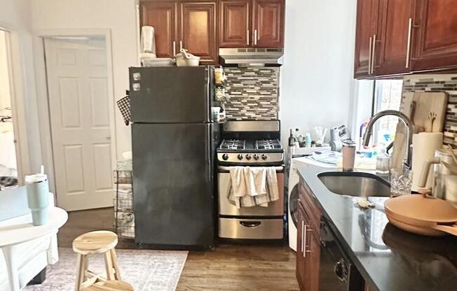 215 E 4 ST