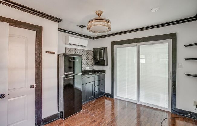 Efficiency Garage Apartment in the Historic Southside District- 76110