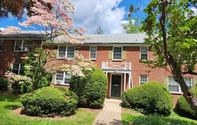 1 bed, 1 bath, 663 sqft, $2,050, Unit H-09