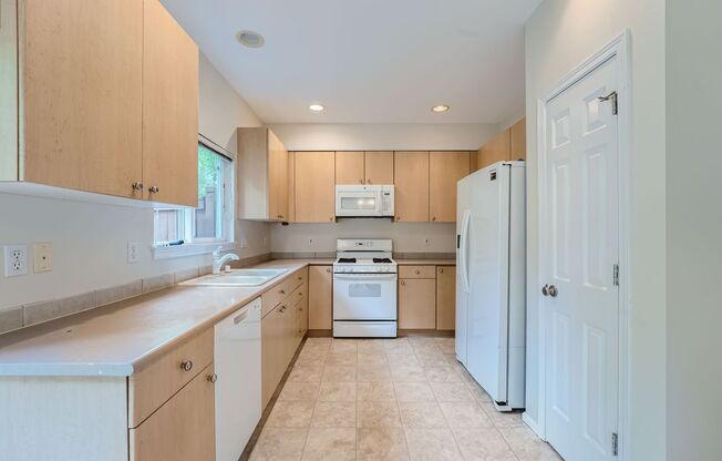 3bed/2.5 End Townhome Unit with Attached Garage in Renton!