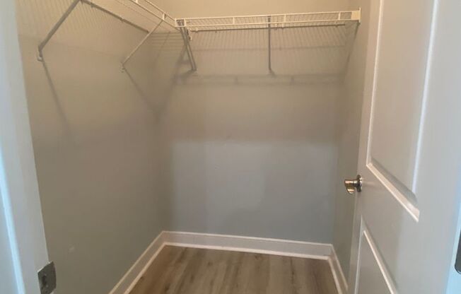 2 beds, 1 bath, $1,300, Unit 6707