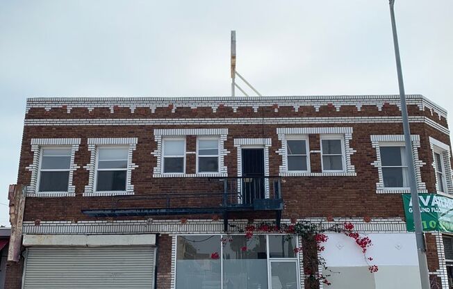 Charming Living in Historic West Adams at 1906 Cimarron Street