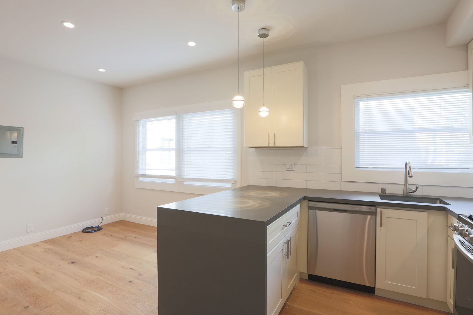 OPEN HOUSE: Sunday (7/13) 2:30pm-3:00pm. Renovated 1BR/1BA on the west side of Lake Merritt, Shared Laundry, Small pets considered (1568 Madison #2)