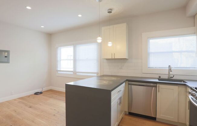 OPEN HOUSE: Sunday (7/13) 2:30pm-3:00pm. Renovated 1BR/1BA on the west side of Lake Merritt, Shared Laundry, Small pets considered (1568 Madison #2)