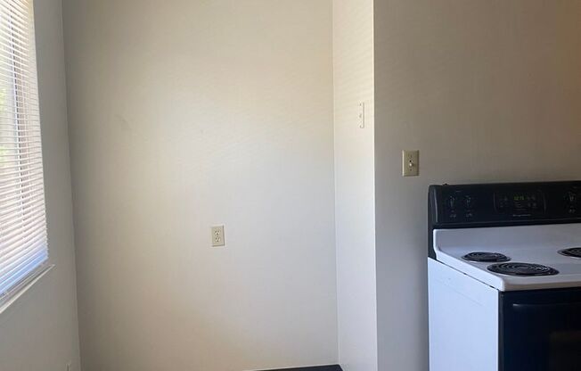 2 beds, 1 bath, 700 sqft, $1,129, Unit 2210