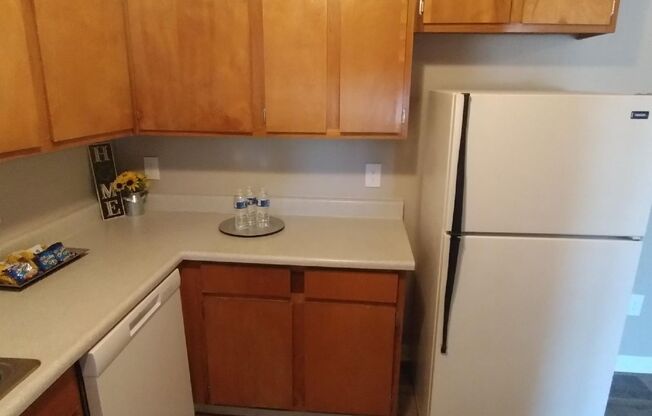 2 beds, 2 baths, 894 sqft, $1,200, Unit 44