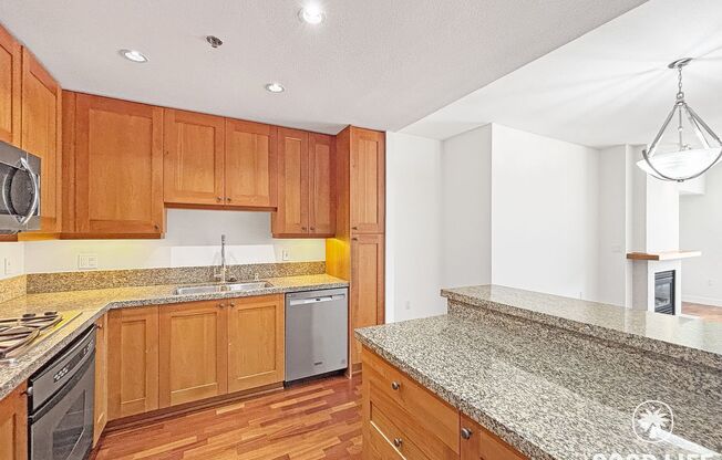 Sophisticated 1BD/2BA Condo in Marina District with City & Bay Views, Office & Resort-Style Amenities