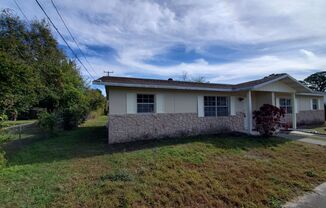 **An elegant duplex in the heart of Fort Pierce of Fort Pierce offers 2 bedrooms and 1 bathroom **