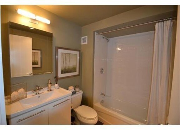 2 beds, 1.5 baths, 914 sqft, $4,000, Unit 812