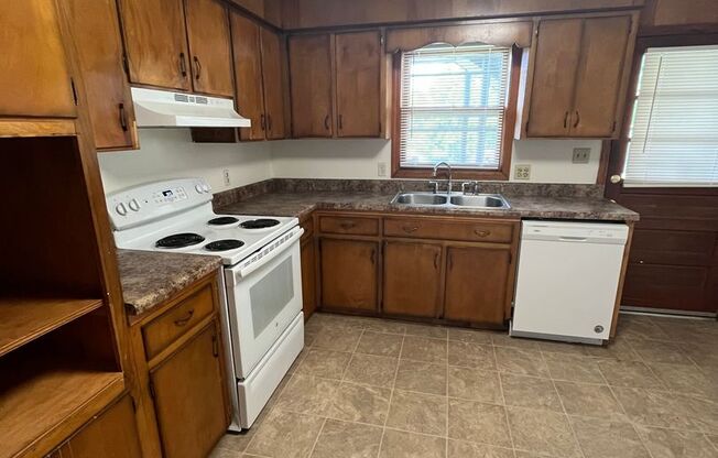 2 beds, 1 bath, 903 sqft, $1,140, Unit H-3