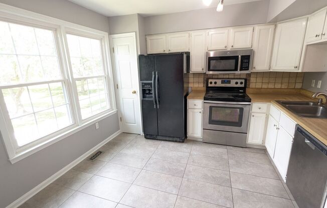 Beautifully maintained townhouse in Tuscarora School District ready for your family!