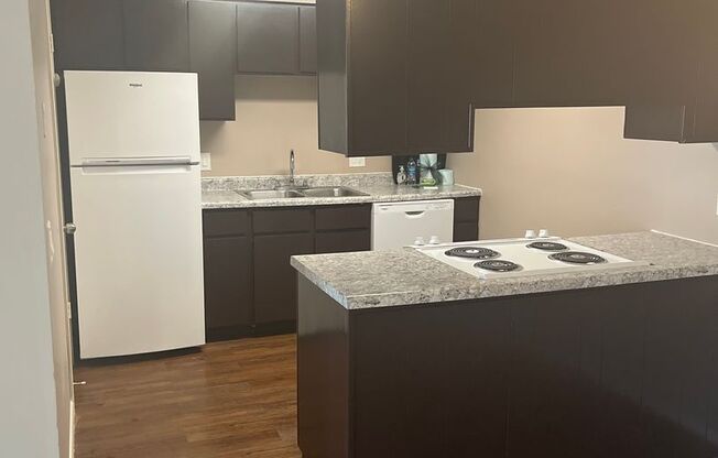 2 beds, 1 bath, 948 sqft, $1,179, Unit 032