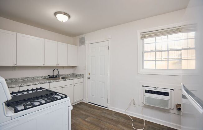 2 beds, 1 bath, $1,050, Unit 2157 Lenox Rd B2
