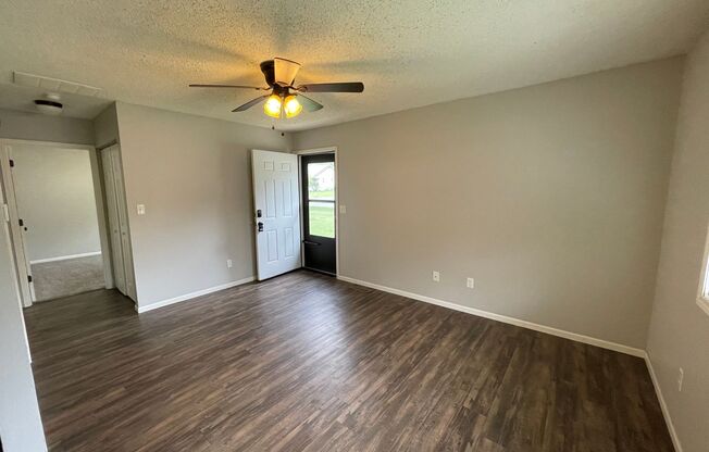 2 beds, 1 bath, 720 sqft, $695, Unit A