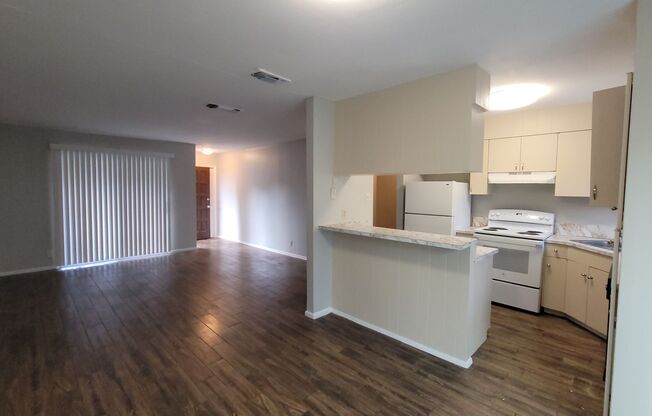 2 beds, 1 bath, 897 sqft, $1,100