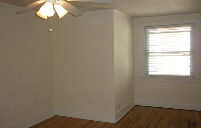 2 beds, 1 bath, $750, Unit Apt B