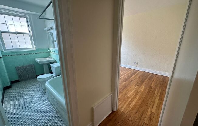 2 beds, 2 baths, 1,303 sqft, $2,200, Unit New King Edward 202